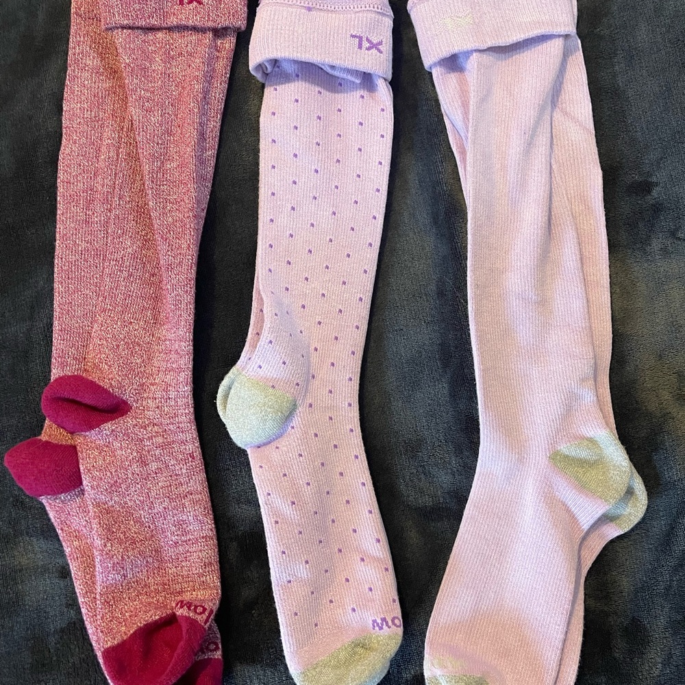 Wellow compression socks